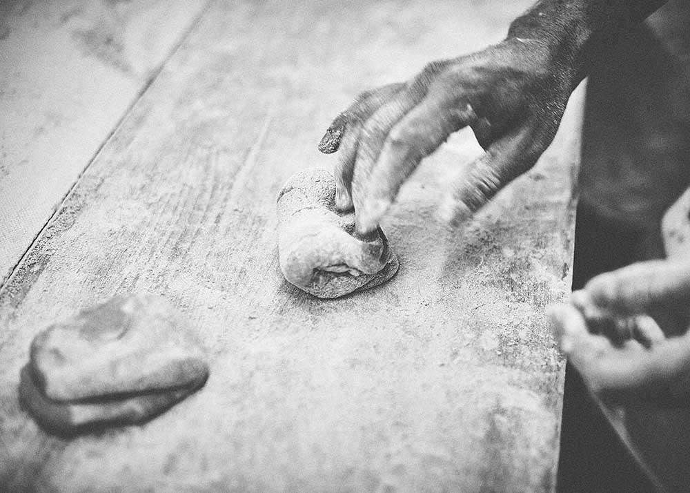 Frisch gebackenes Brot - Moderne und stimmungsvolle Food-Fotografie und Image-Motive mit klarer Bildsprache: Anna Schneider / neon fotografie